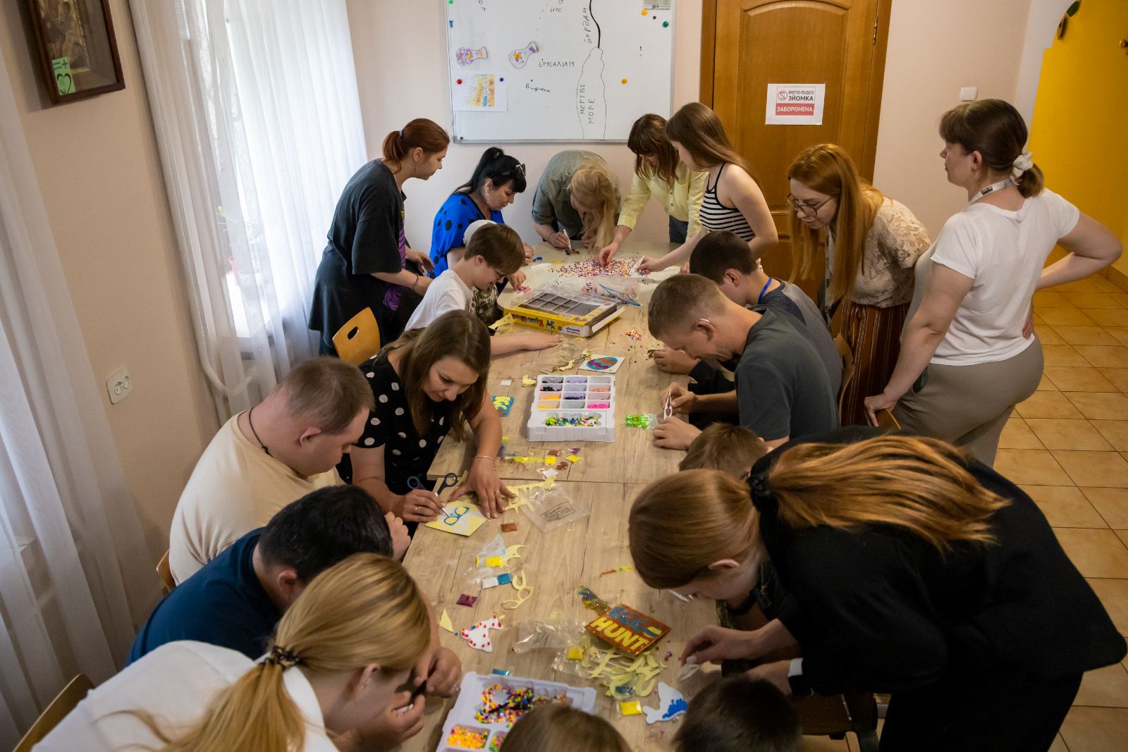 Майбутні соціальні працівники проводять майстер-клас з термомозаїки для дітей та молоді з особливими потребами